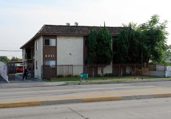 4351 W Rosecrans Ave in Hawthorne, CA - Foto de edificio - Building Photo