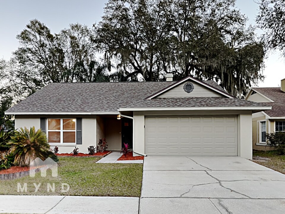 2030 Shadow Pine Dr in Brandon, FL - Building Photo