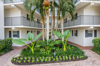 Commodore Club V in Naples, FL - Building Photo - Building Photo