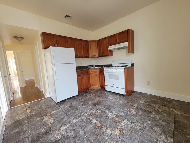 118 Cedar Ave, Unit 1