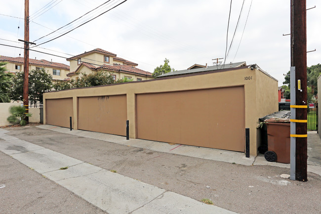 1001 S Tamarack Dr in Fullerton, CA - Foto de edificio - Building Photo