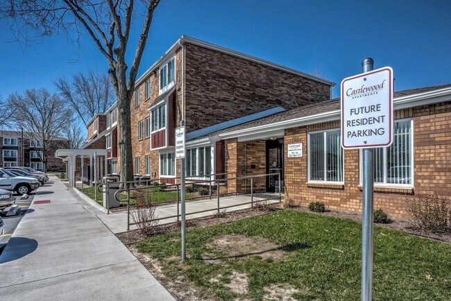 Castlewood Apartments in Davenport, IA - Foto de edificio - Building Photo