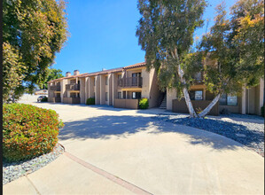 The Vine Apartments in Lakeside, CA - Foto de edificio - Building Photo