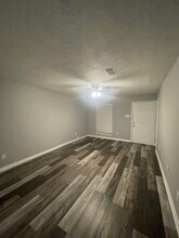 1917 Pine Tree Dr in Bryan, TX - Foto de edificio - Building Photo