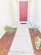 4617 Newbourne Way in Valrico, FL - Foto de edificio - Building Photo