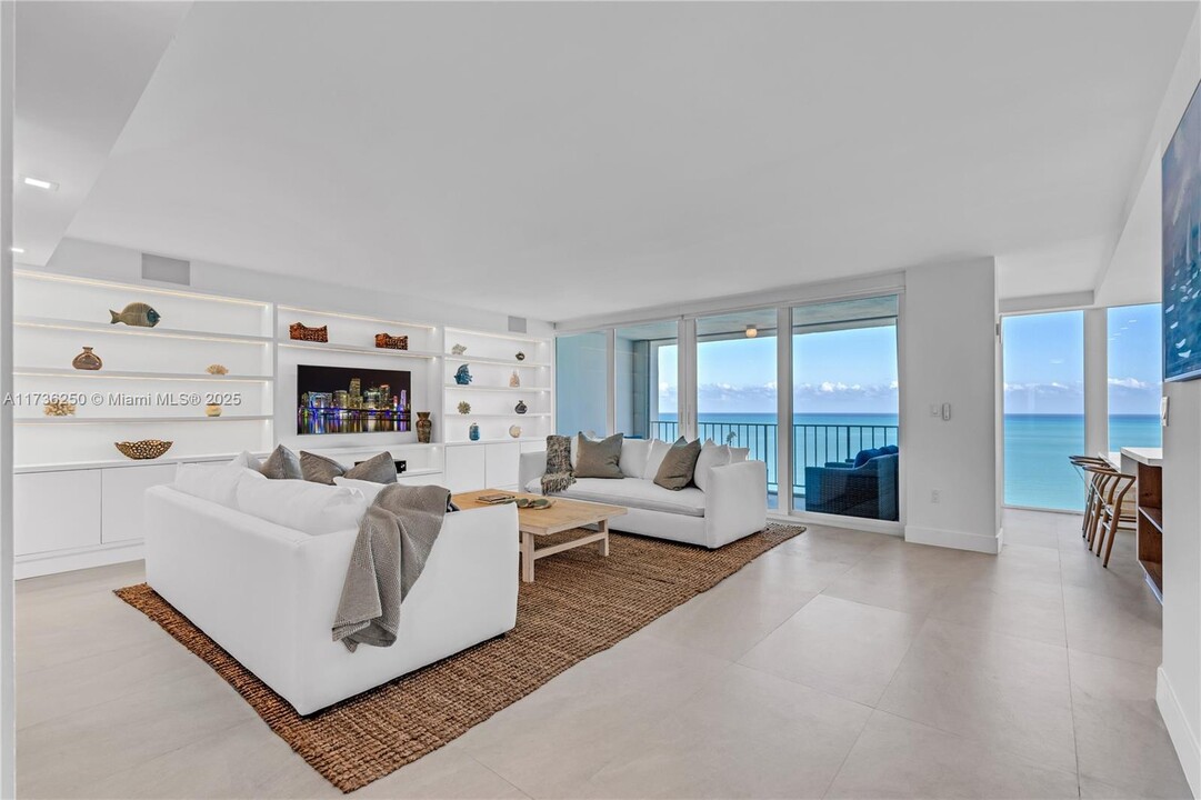 881 Ocean Dr in Key Biscayne, FL - Building Photo