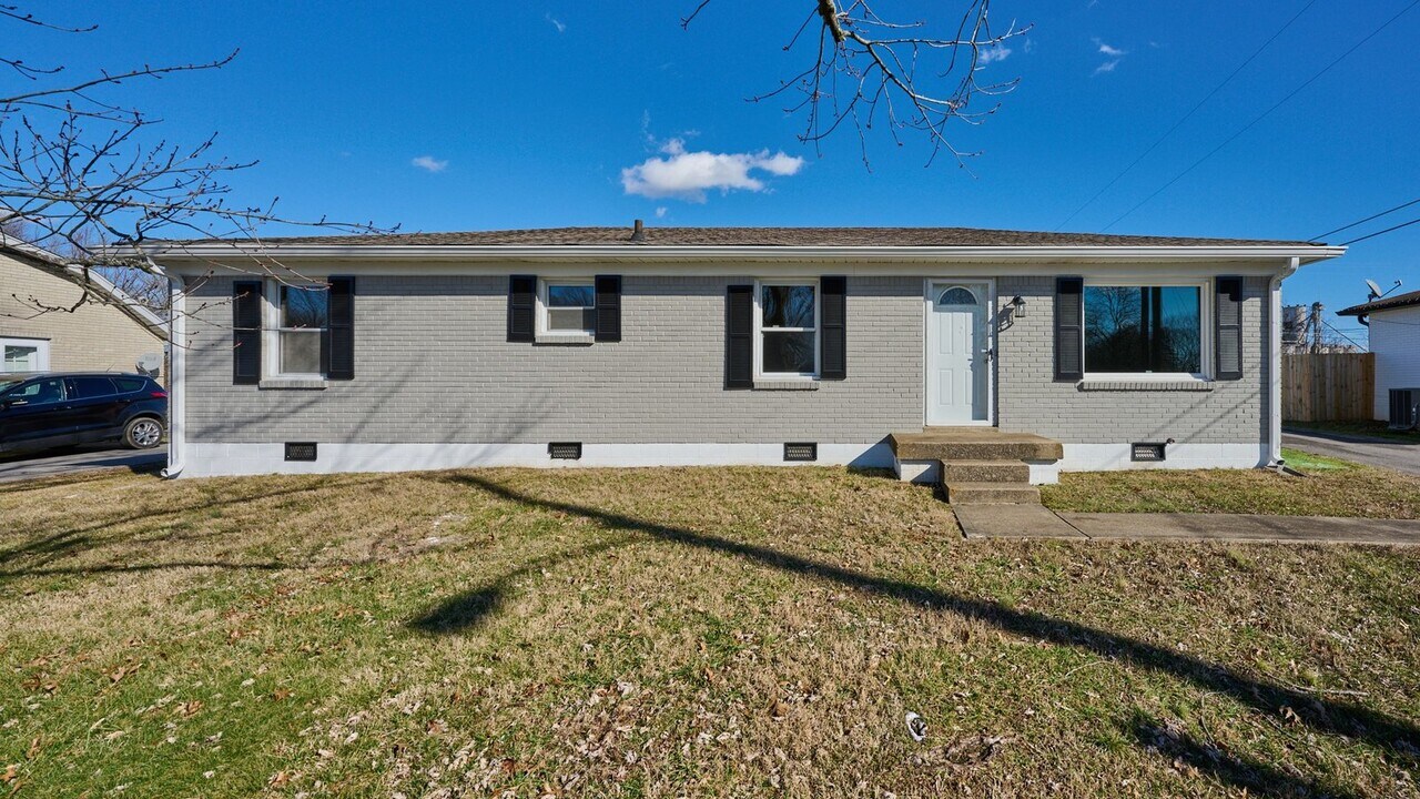 204 Greer Dr in Springfield, TN - Building Photo