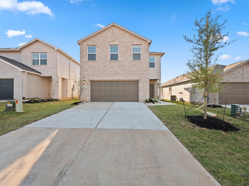608 Craven St in Montgomery, TX - Building Photo
