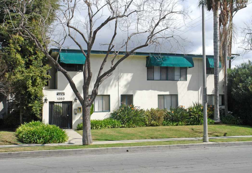 1360 Roxbury Dr in Los Angeles, CA - Building Photo