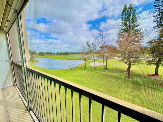 3150 W Rolling Hills Cir, Unit #307 in Davie, FL - Building Photo - Building Photo