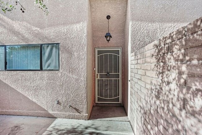 1604 E Blacklidge Dr in Tucson, AZ - Building Photo - Building Photo