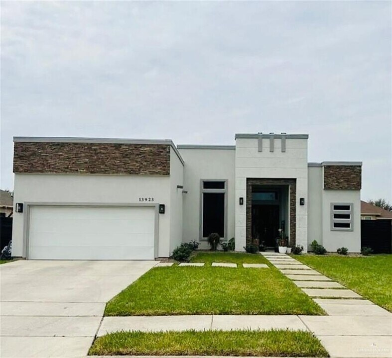 10 N 38th St in Edinburg, TX - Building Photo