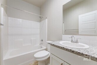 5774 W Daphne Dr in Meridian, ID - Building Photo - Building Photo