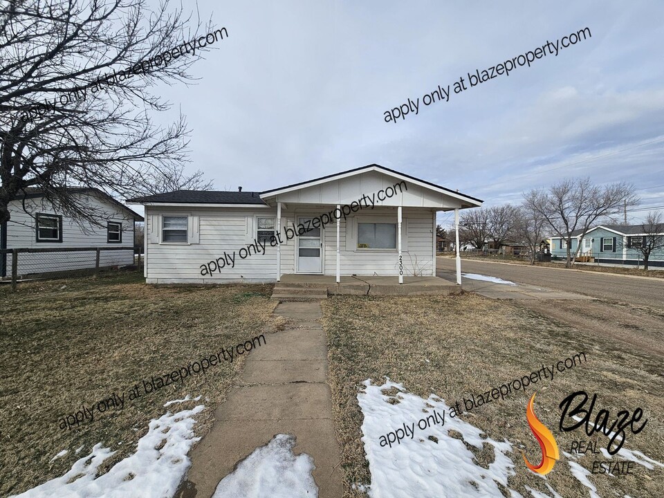 2300 S Mirror St in Amarillo, TX - Building Photo