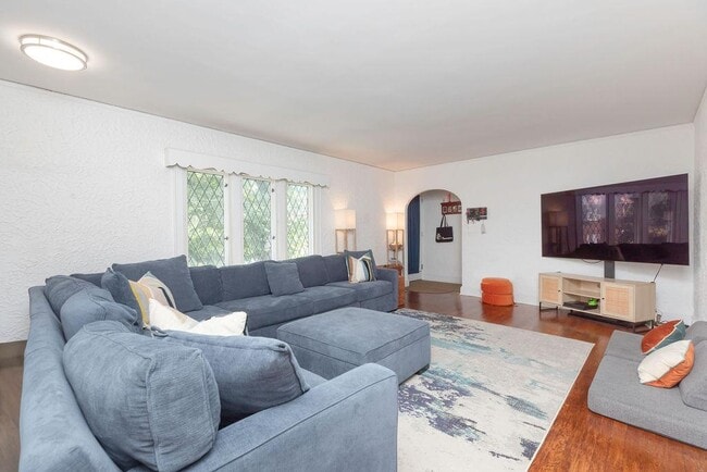 28 W Devonia Ave in Mount Vernon, NY - Building Photo - Building Photo