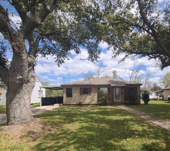 property at 1105 Hunter Dr