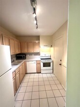 2221 NE 68th St, Unit 929 in Fort Lauderdale, FL - Building Photo - Building Photo