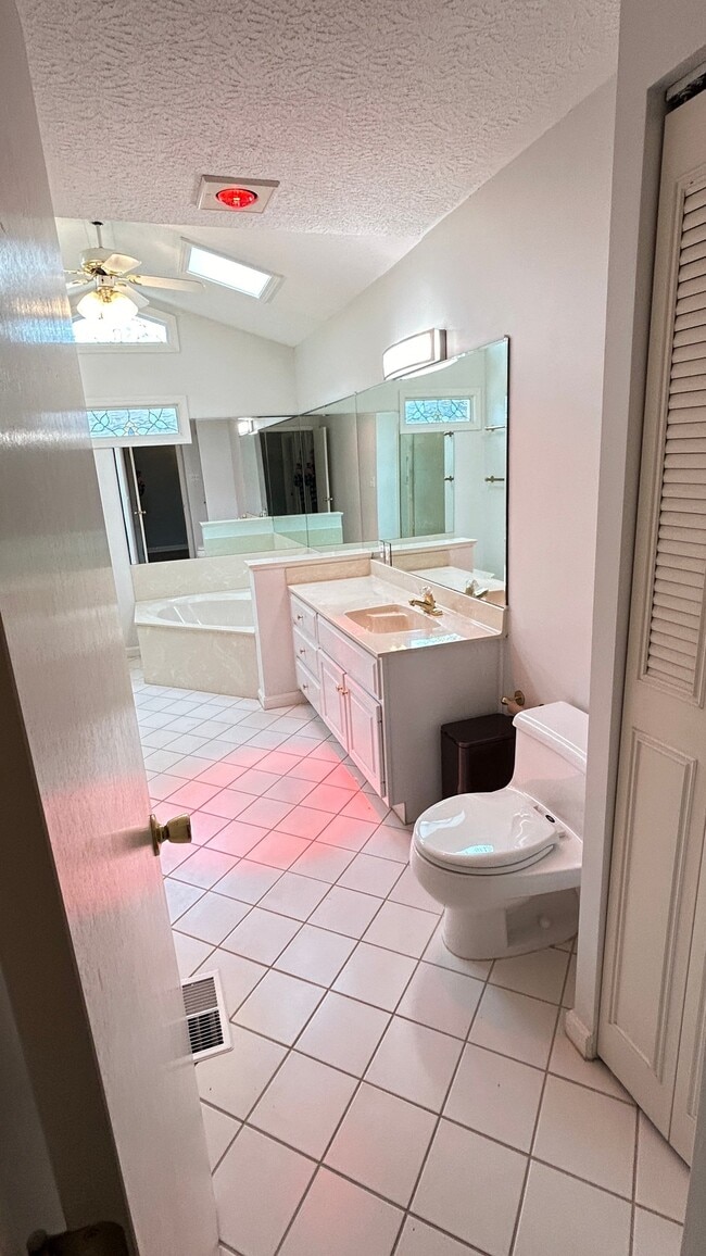 2518 Savannah Rd in Louisville, KY - Foto de edificio - Building Photo