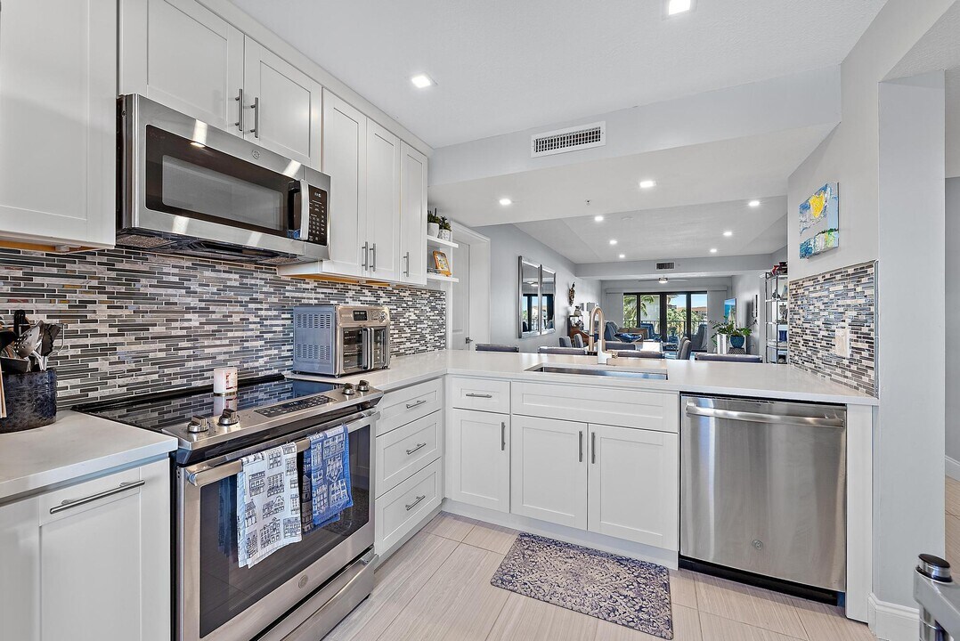 1101 Seafarer Cir in Jupiter, FL - Building Photo