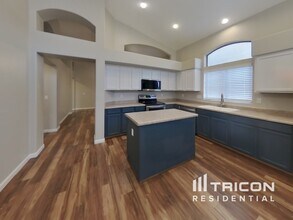 10057 E Capri Ave in Mesa, AZ - Foto de edificio - Building Photo