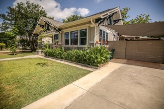 1037 W Craig Pl in San Antonio, TX - Building Photo - Building Photo