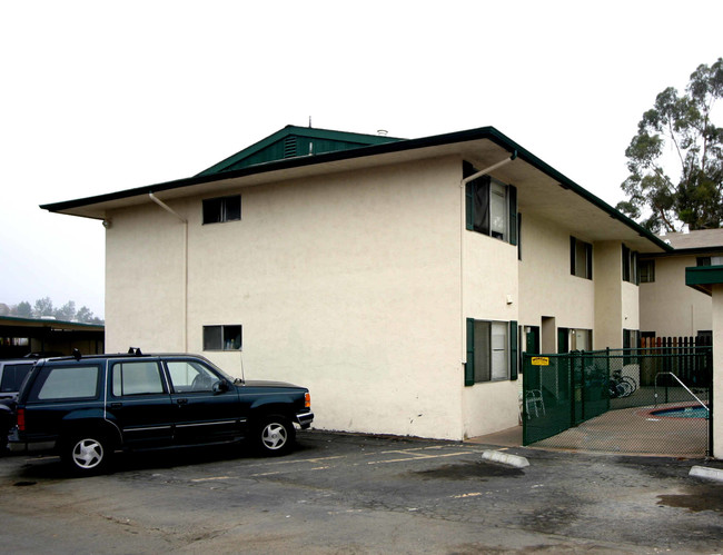 Hanson Court Apartments in Martinez, CA - Building Photo - Building Photo