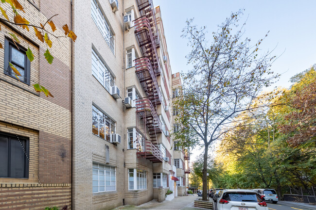 115 Payson Ave in New York, NY - Foto de edificio - Building Photo