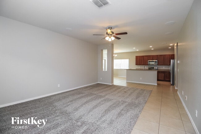 900 Leadwood Ave in San Tan Valley, AZ - Foto de edificio - Building Photo