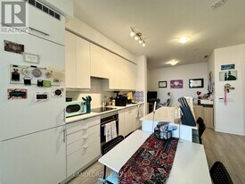 36 Elm Dr W in Mississauga, ON - Building Photo