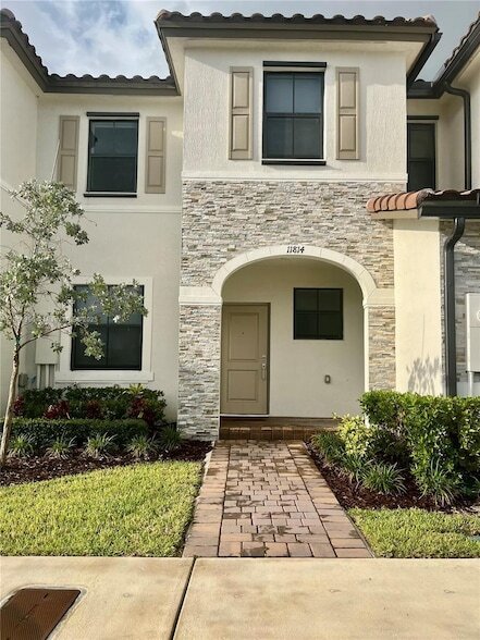 11814 SW 246th Ln in Princeton, FL - Building Photo