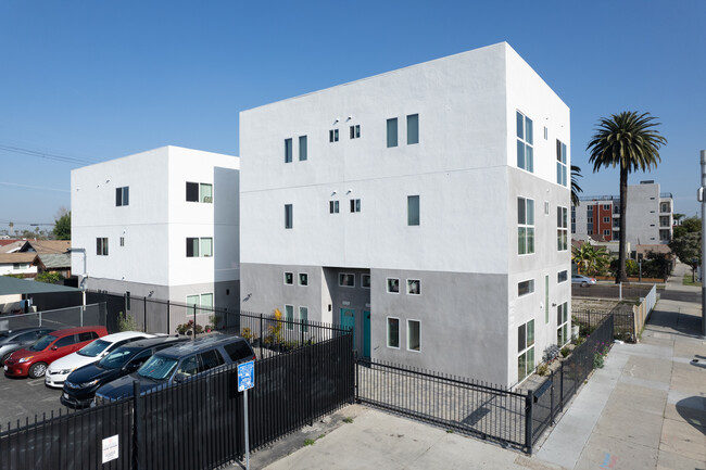 4259 S Western Ave in Los Angeles, CA - Foto de edificio - Building Photo