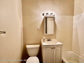 86 Vineyard Ave in Highland, NY - Foto de edificio - Building Photo