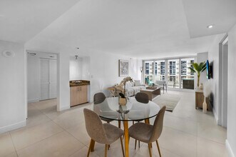 1717 N Bayshore Dr in Miami, FL - Building Photo - Building Photo
