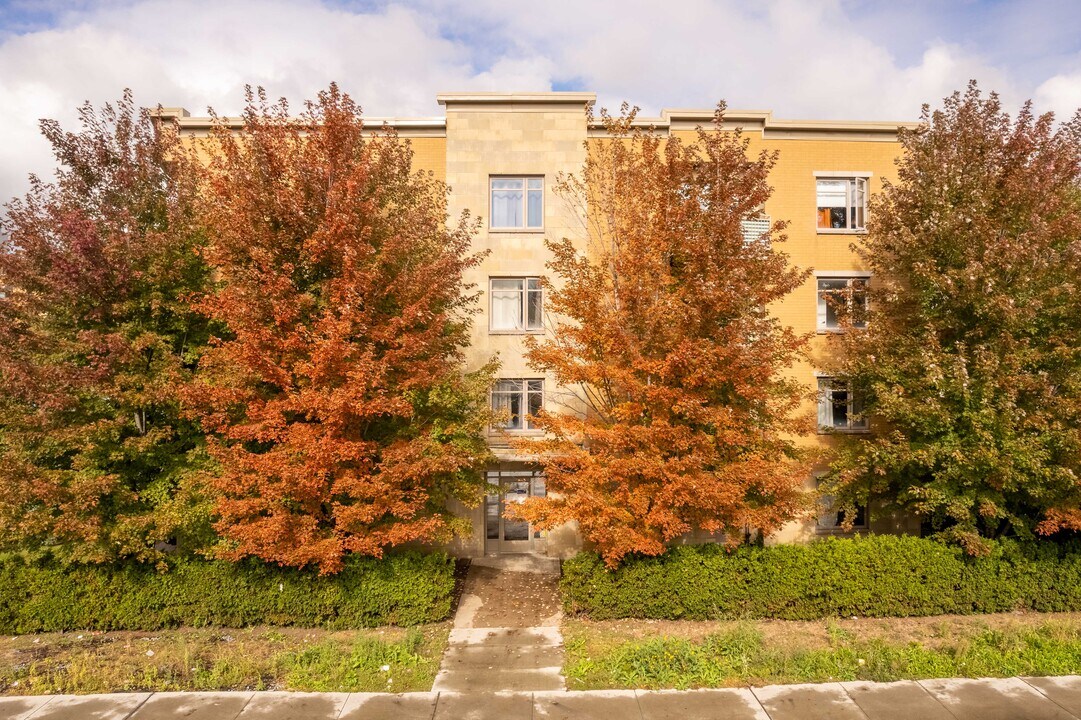 975 De La Côte-Vertu Boul in St. Laurent, QC - Building Photo