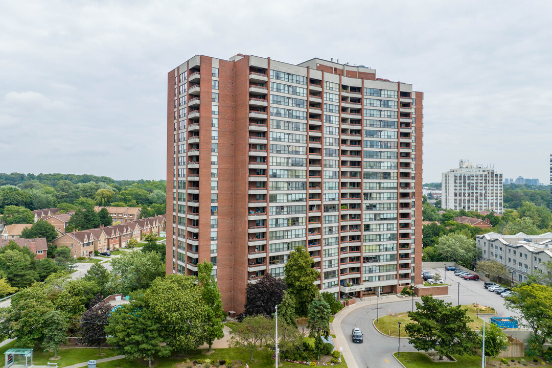 The Camargue in Toronto, ON - Building Photo