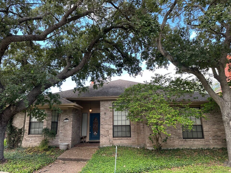 7421 Lake Neuchatel Dr in Corpus Christi, TX - Building Photo