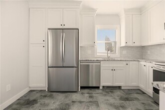 65 Maple Ave in Middletown, RI - Building Photo - Building Photo