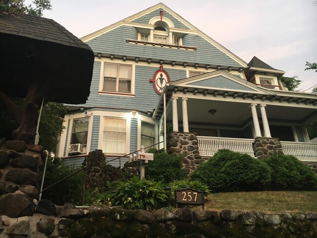 257 View St, Unit 2