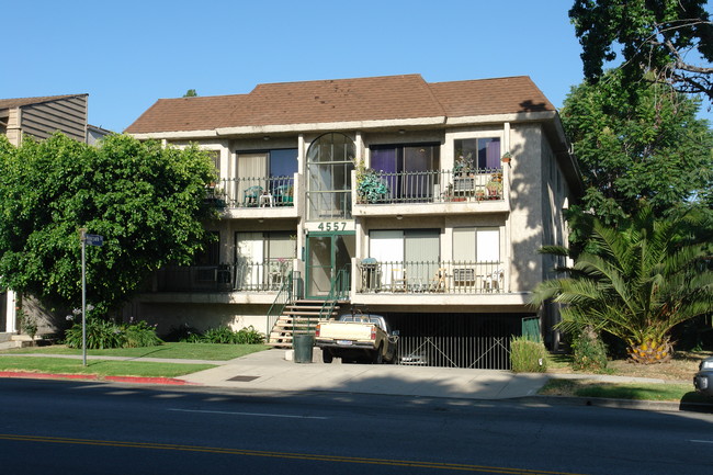 4557 Kester Ave in Sherman Oaks, CA - Foto de edificio - Building Photo