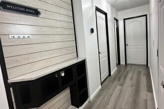 1601 E Slaughter Ln in Austin, TX - Building Photo - Building Photo