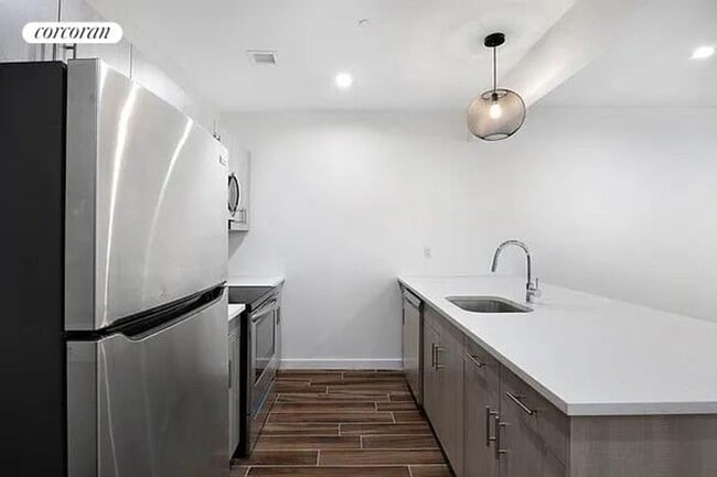 906 E New York Ave in Brooklyn, NY - Building Photo - Building Photo