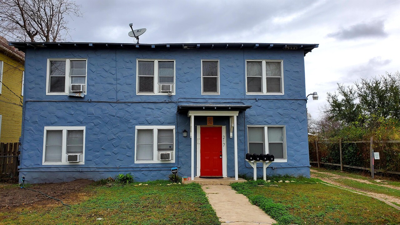 217 Lotus Ave-Unit -1 in San Antonio, TX - Foto de edificio