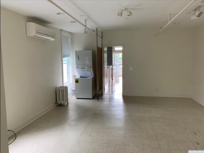 340 Warren St in Hudson, NY - Building Photo - Building Photo