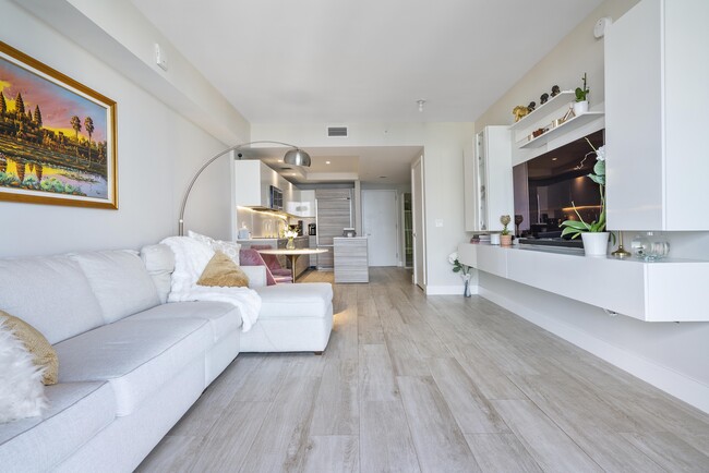 121 NE 34th St in Miami, FL - Building Photo - Building Photo