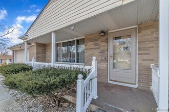 1102 Davenport Dr in Burton, MI - Building Photo - Building Photo