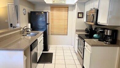 1211 N Miller Rd, Unit Furnished Free Utilities in Scottsdale, AZ - Foto de edificio - Building Photo