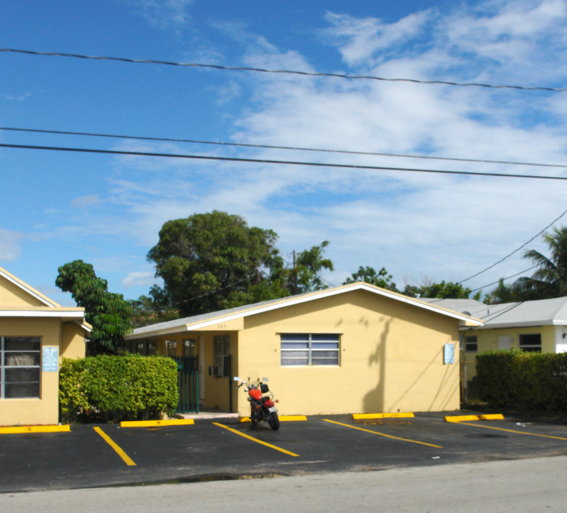 319-325 NE 2nd St in Hallandale Beach, FL - Building Photo