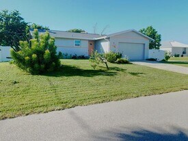 323 Dolphin Pkwy in Punta Gorda, FL - Building Photo