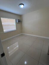 1992 NE 172nd St in North Miami Beach, FL - Foto de edificio - Building Photo