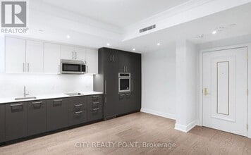 2 Clarendon Ave in Toronto, ON - Building Photo - Building Photo